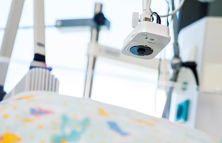 NeoCam-Kamera über einem Bettchen der Neonatologie