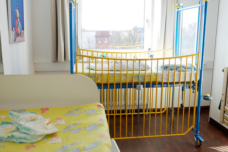 Einblick in ein Patientenzimmer für Säuglinge und Kleinkinder