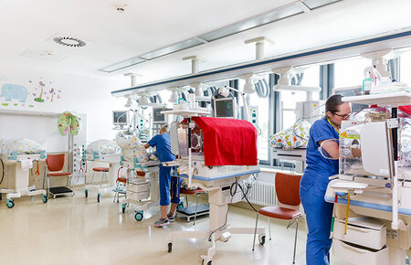 Spezialisierte Pflegekräfte bei der Betreuung von Frühchen auf der Neonatologie