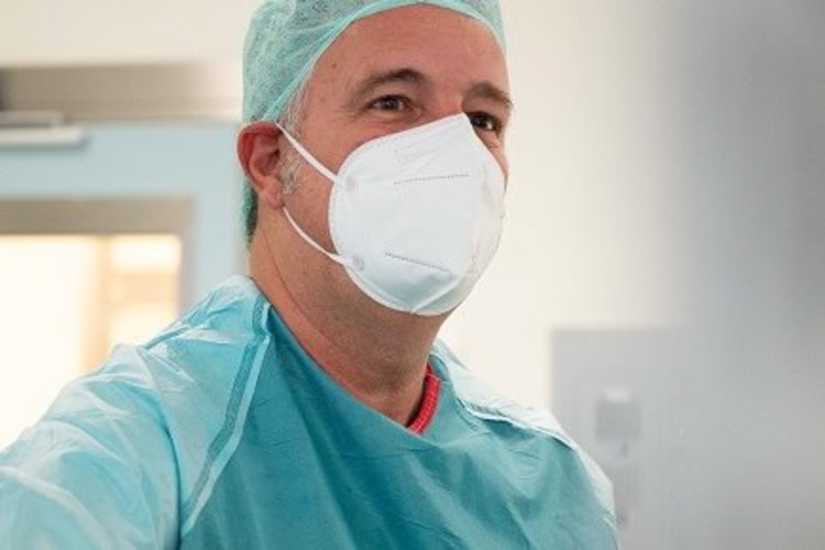 Portraitfoto aus dem OP von Ricardo Zorron, Chefarzt des Departments für Adipositas- und metabolische Chirurgie