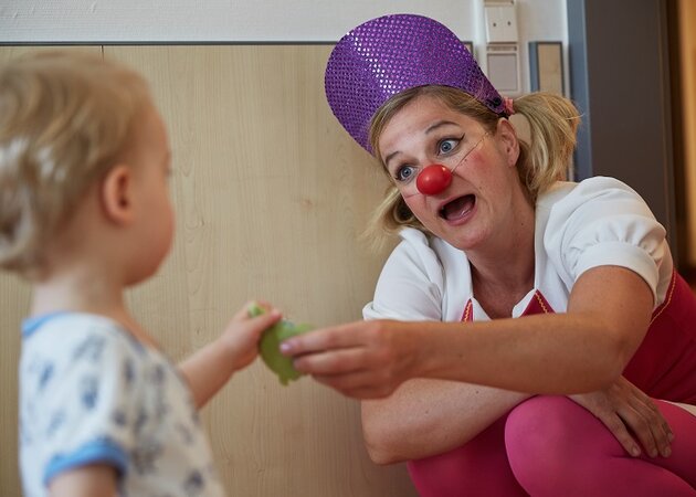 Clownin von den Rote Nasen in der Kinderklinik